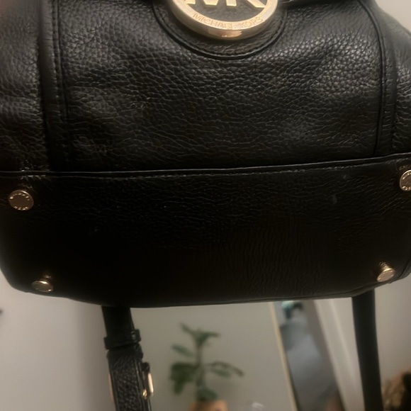 Beautiful Michael Kors bag black with gorgeous gold hardware functional - Picture 7 of 7